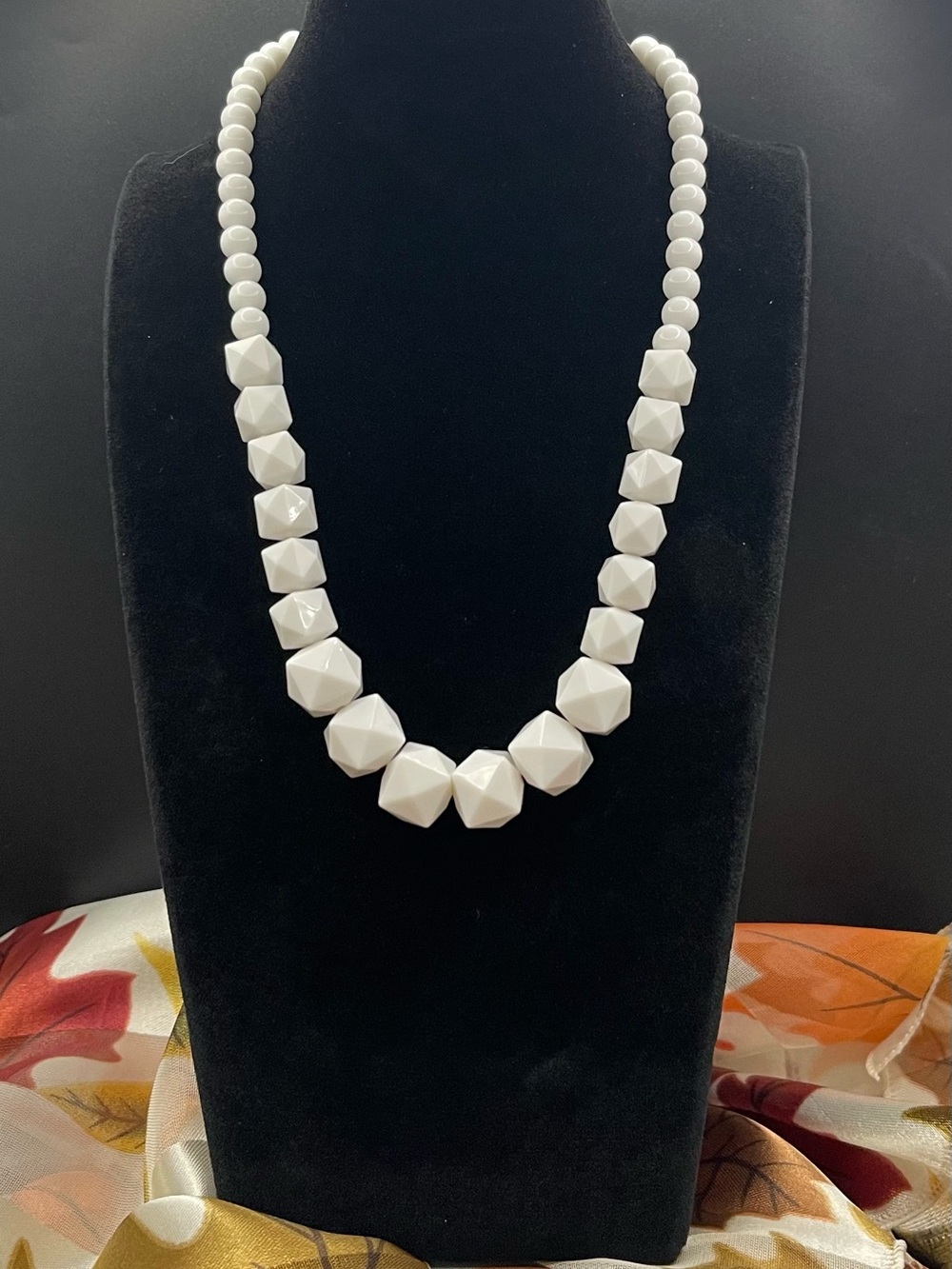 Vintage chunky white faceted lucite beaded statement necklace 15-18”